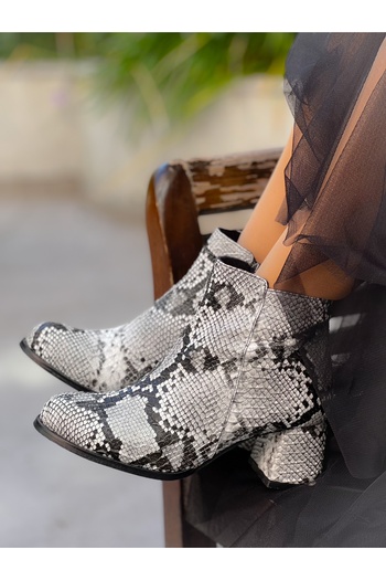BERFONA Pery Gray Snake Skin Detailled Round Toe Heelled Boots Bottie