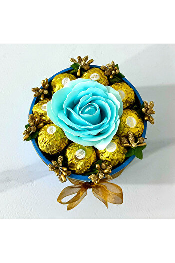 velve Aranjament floral Chocolate Rose cu un trandafir de sapun, stamine aurii si 8 praline, Albastru