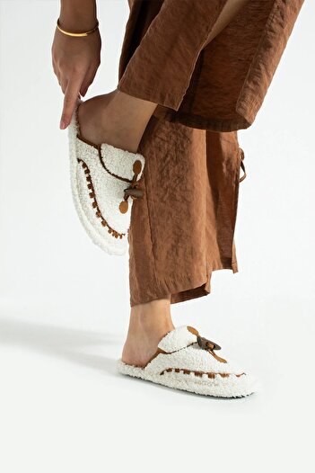 Lively Stylish Nelly Button Detailed Towel Women's House Slippers