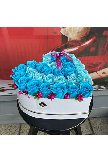 velve Aranjament floral Isaria cu 31 trandafiri de sapun in doua nuante si accesorii perlate, albastru