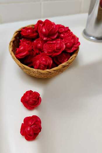 SOO SOAP Mini Red Rose Soap in Wicker Bowl Gift Decorative