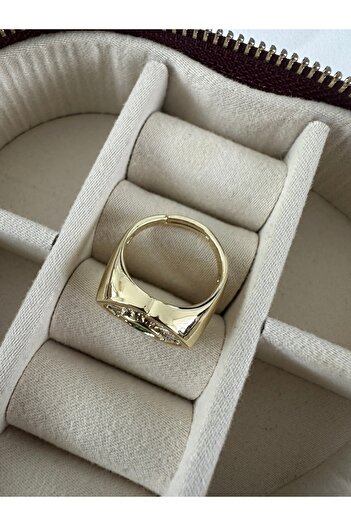 ringbox Baguette Cut Emerald Eye Ring