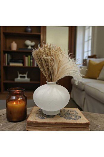 Casco Ceramic vase with an elegant circular design