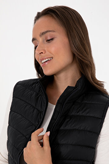 U.S. Polo Assn. Women's Black Vest 50308083-Vr046