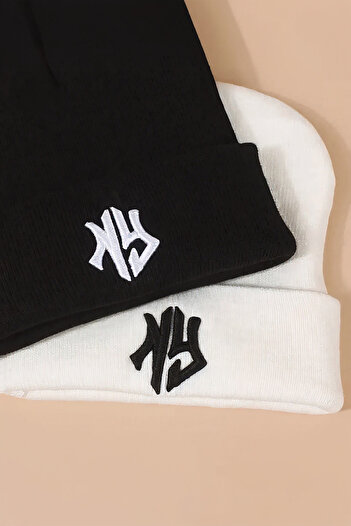 KISCHE Acrylic Ny New York Black and White Set of 2 Beret