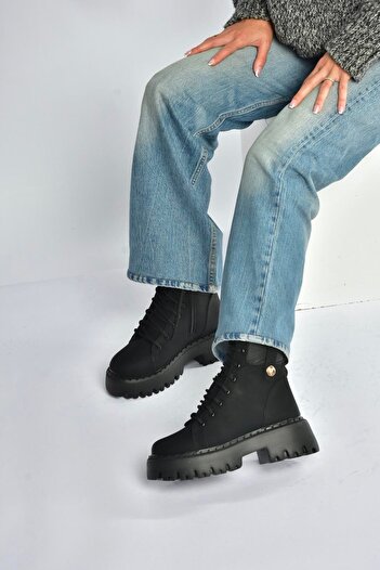 Fox Shoes R973970101 Μαύρες γυναικείες μπότες μάχης με χοντρή σόλα από Nubuck