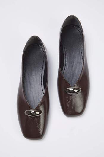 TRENDYOL SHOES Braune Ballerinas mit quadratischer Zehenpartie und Accessoire-Detail für Damen TAKAW26BE00007