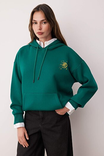 Trendyol Collection Emerald Green Thick Fleece Inside Hooded Printed Oversize Knitted Sweatshirt Twoaw24Sw00136
