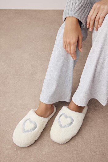 TRENDYOL SHOES Ecru Heart Detailed Plush Women's House Slippers 
 Takeaw26Er00009