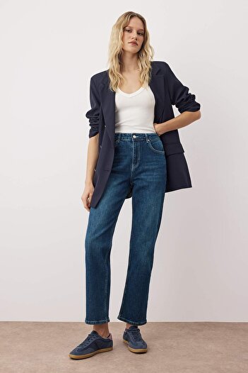Trendyol Collection Koyu Mavi Bardziej ekologiczne, elastyczne i wygodne jeansy proste TWOAW26JE00090