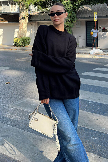 Swist Black Biscuit Crew Neck Oversize Women's Knitwear Sweater