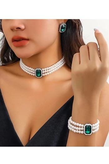 by evrenmusti Green Stone Pearl Necklace Earring Bracelet Set