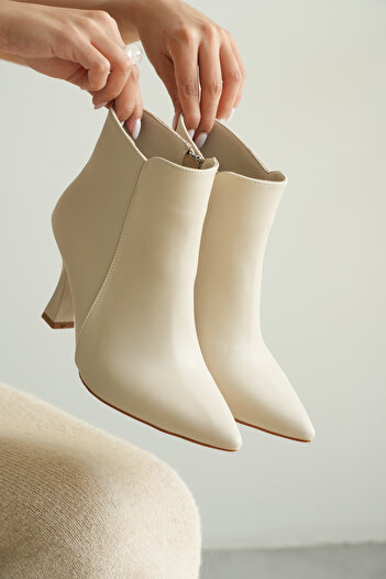 CİMİLİ SHOES Γυναικείες μπότες και μποτάκια με μυτερό τακούνι σε μπεζ χρώμα, με φερμουάρ στο πλάι