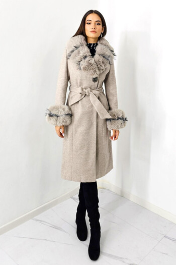 FashionForYou Elegant coat Anastasia, with brooch, cuffs and collar made of fur, Cream, 36
