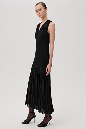 Exquise V-Neck Sleeveless Pleated Slim Fit Midi Knitwear Black Dress