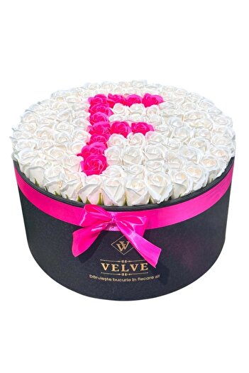 velve Aranjament floral personalizat cu litera, cutie rotunda neagra cu 125 trandafiri de sapun, Litera V