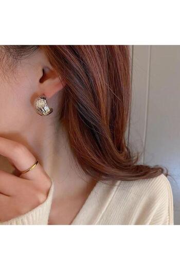 Pursehuit Gold earrings, with ruffled texture and clips, Natalya C4