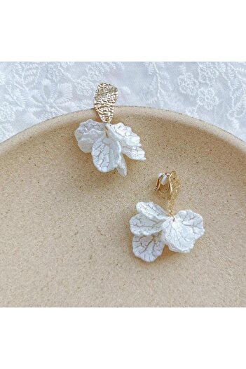 Pursehuit Gold earrings, with clips and white petals, Edny C2