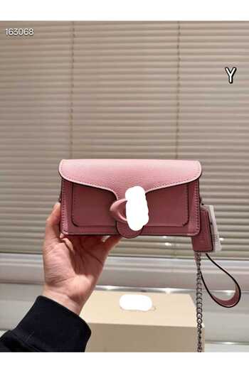 CHA Shoulder bag, an exact copy of the famous brand. It comes with a box, a bag, and a warranty card with the same brand name.