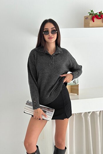 Noi Belis Pulover tricotat cu textura moale, cu guler vertical, cu jumătate de nasturi AW25KZ0021