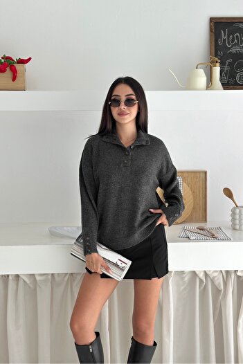 Noi Belis Pulover tricotat cu textura moale, cu guler vertical, cu jumătate de nasturi AW25KZ0021