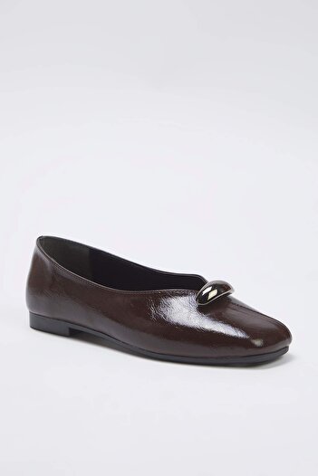 TRENDYOL SHOES Braune Ballerinas mit quadratischer Zehenpartie und Accessoire-Detail für Damen TAKAW26BE00007