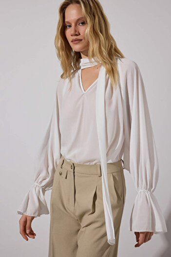 Trendyol Collection Weiße, ungefütterte Partybluse mit Neckholder in limitierter Auflage TPRAW26BZ00025