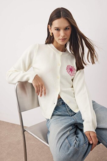 Trendyol Collection Ecru Crew Neck Embroidery Detailed Knitwear Cardigan Twoaw26Hi00261