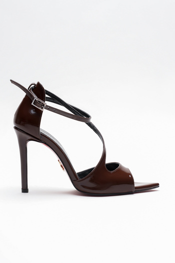 Ayakkabı Ateşi Women's Cross-Strapped Thin Heeled Shoes Yelar Brown Patent Leather