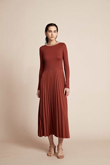 Yola Plain Dress With Half Ruffles And Long Sleeves