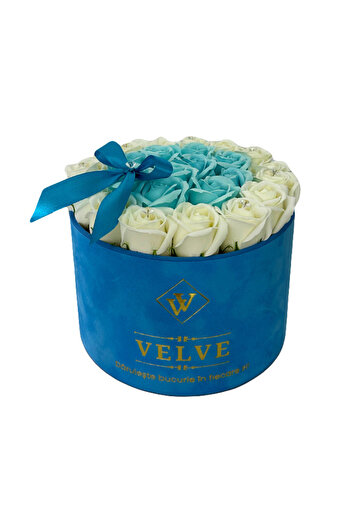 velve Aranjament floral Splendor in doua culori, in cutie de catifea cu trandafiri de sapun, Alb-Blue