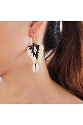 Pursehuit Beige earrings, with black beads and shell, Rhode C1