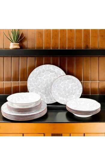 HOMEVEO A luxurious porcelain travel set consisting of 18 pieces - enough for 6 people