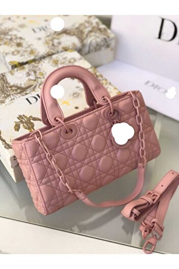 dl Shoulder bag, an exact copy of the famous brand. It comes with a box, a bag, and a warranty card with the same brand name.