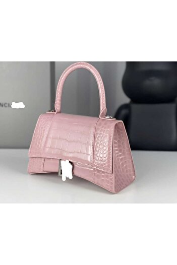 mm Shoulder bag, an exact copy of the famous brand. It comes with a box, a bag, and a warranty card with the same brand name.