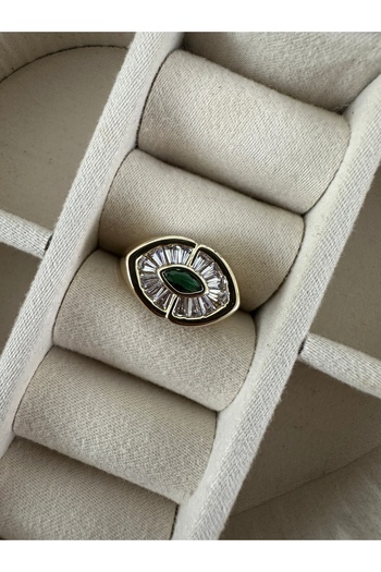ringbox Baguette Cut Emerald Eye Ring