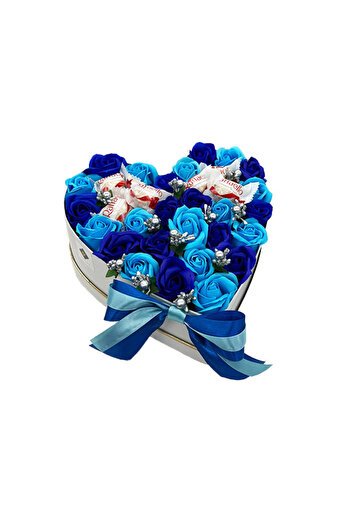 velve Aranjament floral personalizat, cutie alba in forma de inima cu trandafiri de sapun, albastru alb