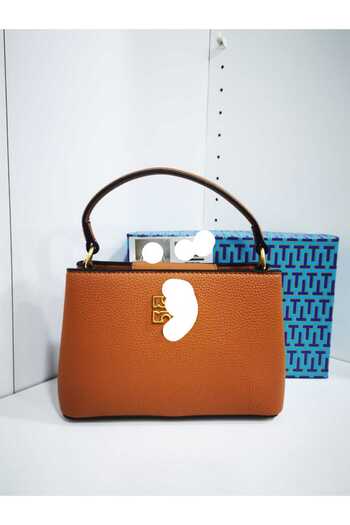 AİG Shoulder bag, an exact copy of the famous brand. It comes with a box, a bag, and a warranty card with the same brand name.