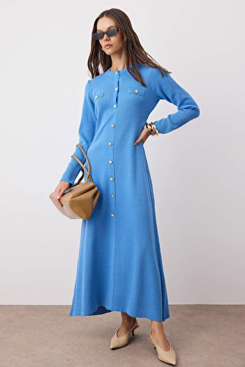 Trendyol Modest Blaues Strickkleid mit goldenen Knöpfen, Thessaloniki-Kleid TCTAW26EB00009