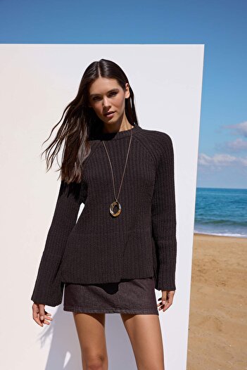 Trendyol Collection Nachhaltigerer brauner Pullover aus Baumwollstrick mit weitem Schnitt und Schößchen-Detail TWOAW25KZ00305