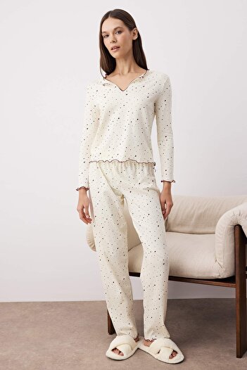 Trendyol Collection Ecru Cotton Lycra Soft Tuşeti Heart Baby Overlock Detailed Knitted Pajama Set Thmaw26Pt00166