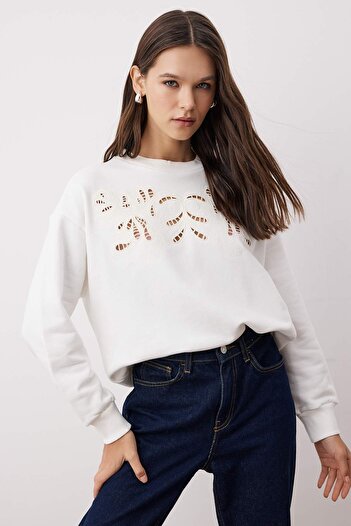 Trendyol Collection Ecru Embroidered Regular/Normal Fit Knitted Sweatshirt Twoaw26Sw00011