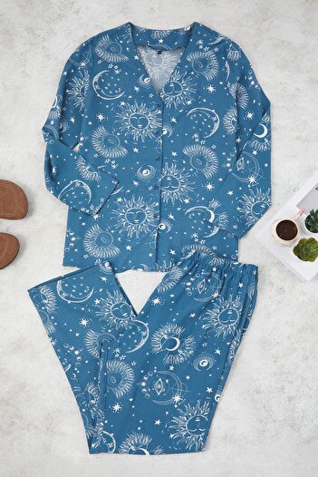 Trendyol Curve Set de pijamale din țesătură din viscoză cu model Blue Galaxy TBBAW26AI00011
