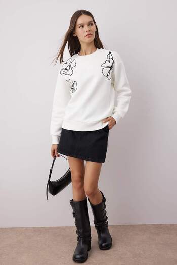 Trendyol Collection Ecru Knitted Embroidered Oversize/Wide Fit Sweatshirt Twoaw26Sw00052
