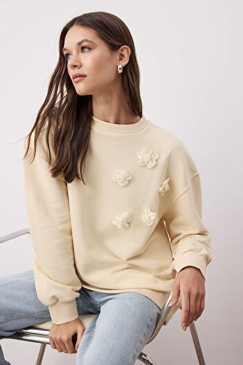 Trendyol Collection Stone Thick Shardonless Accessory Flower Detailed Oversize/Wide Cut Knitted Sweatshirt Twoaw26Sw00004