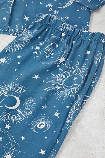 Trendyol Curve Set de pijamale din țesătură din viscoză cu model Blue Galaxy TBBAW26AI00011