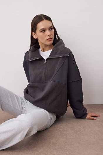 Trendyol Collection Anthracite Regular/Normal Fit Fleece Zipper Pocket Detailed Thick Knitted Sweatshirt Twoaw26Sw00009