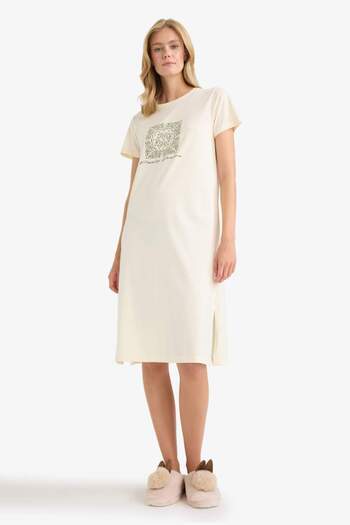 DeFacto Regular Fit Crew Neck Printed Short Sleeve Nightdress-Fall in Love F7566Ax25Au