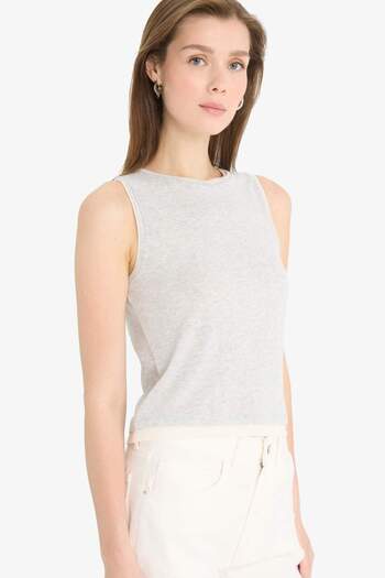 DeFacto Slim Fit Slim Fit Rundhalsausschnitt Basic Solid Ribbed Tank Top F5581AX25SM