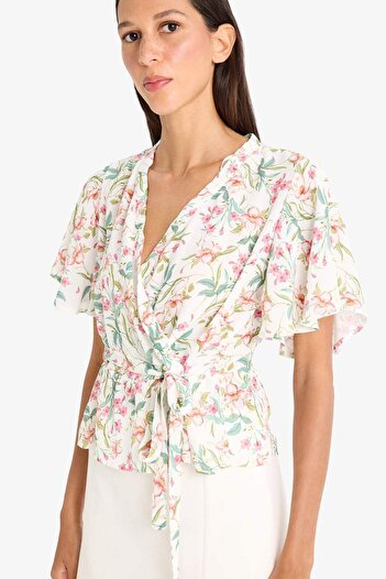 DeFacto Figurbetonte, kurzärmlige marokkanische Bluse mit V-Ausschnitt und Blumenmuster und Schnürung F4882AX25SM